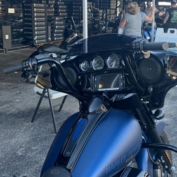 2014～2015 FLHT、FLHX 1.25インチ ラウンドトップハンドルバー プラグアンドプレイキット 12インチ グロスブラック Fat Baggers 86,401円