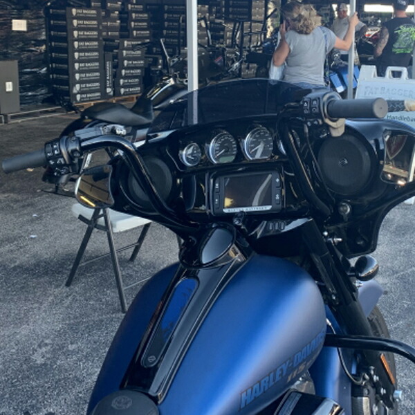 2016～2020 FLHT、FLHX 1.25インチ ラウンドトップハンドルバー プラグアンドプレイキット 12インチ グロスブラック Fat Baggers
