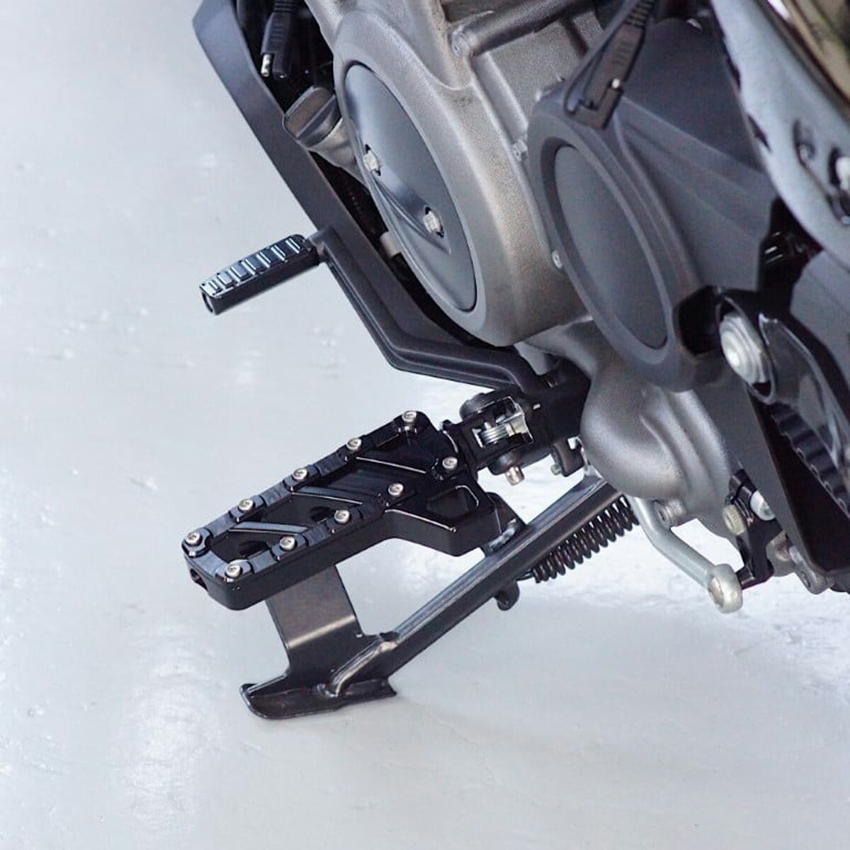 NOYS ヒールレスト付ライダーフットペグ (ブラック) M8ソフテイル、スポーツスターS、ナイトスター