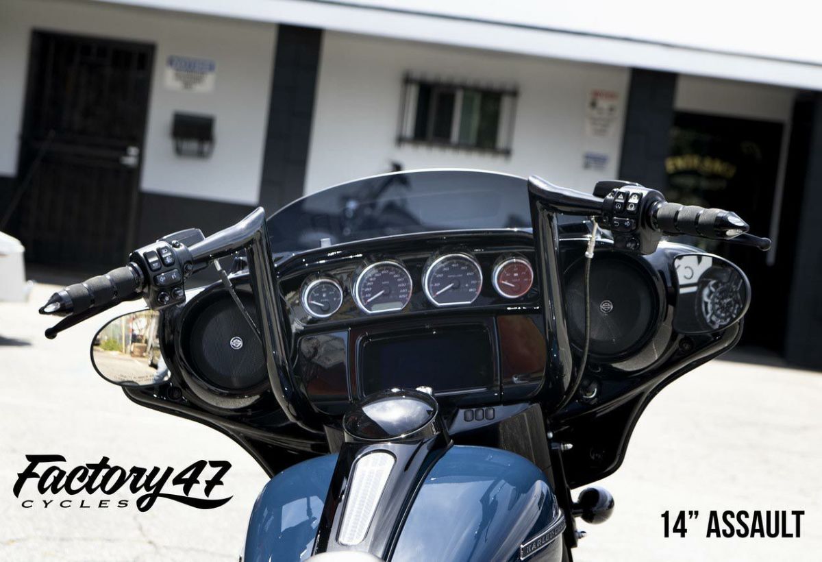 【Factory47】ASSAULT ハンドルバー グロスブラック 14インチ 2008～ FLHX、FLHT HB1025014B｜ワールドモーターライフ
