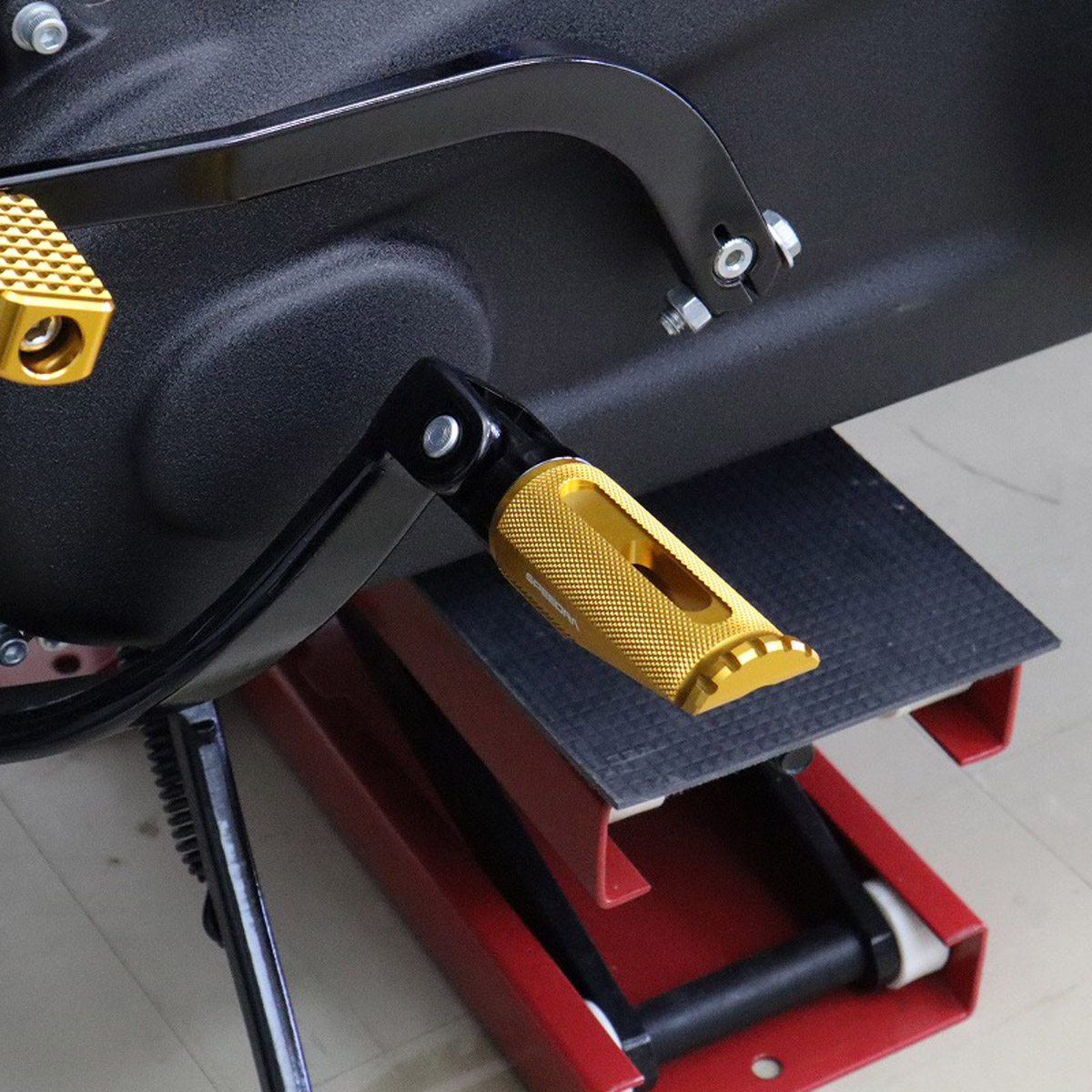 M8 ソフテイル、スポーツスターS、ナイトスター アルミ削り出し ライダーフットペグ (カラーアルマイト) SPEEDRA