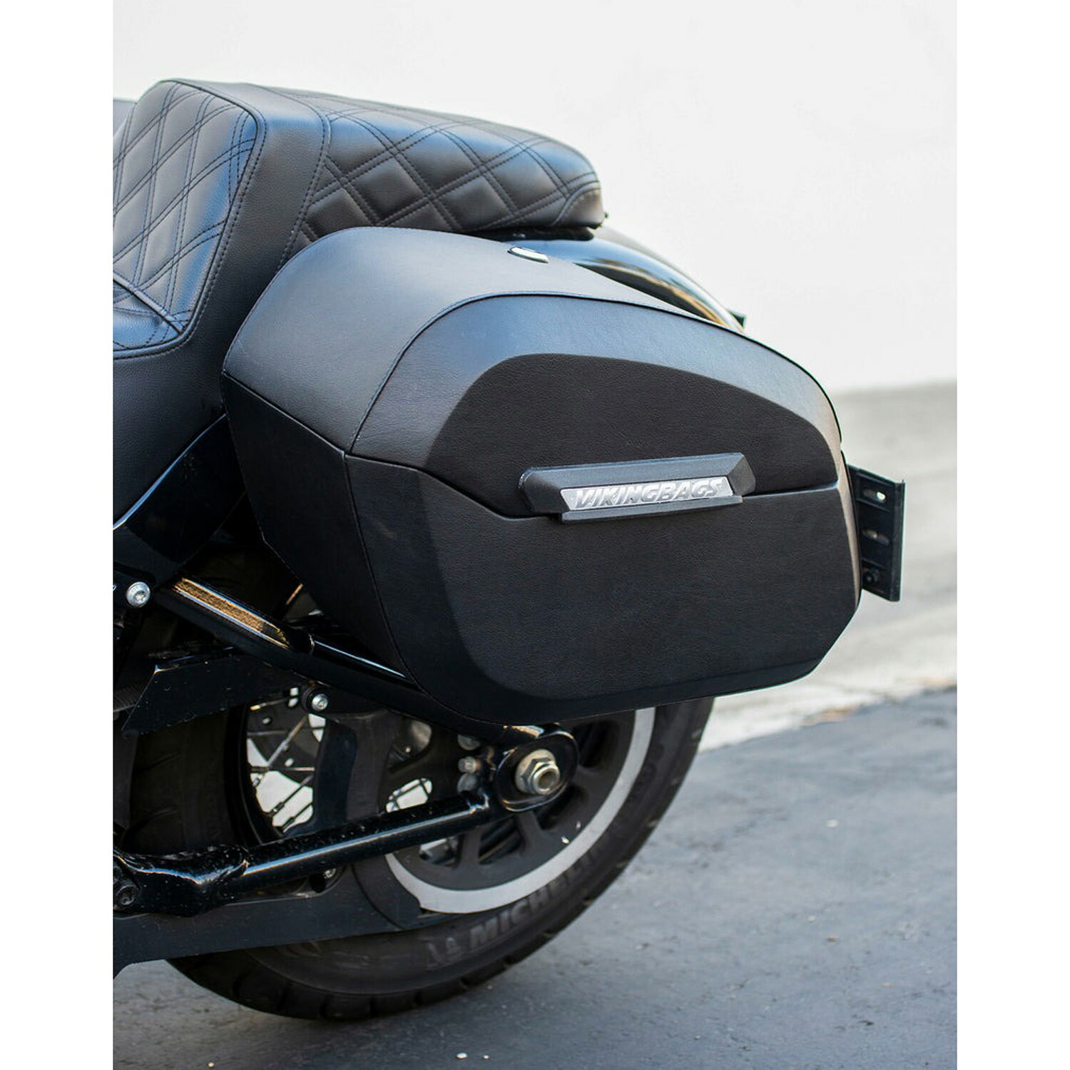 M8 ストリートボブ、スタンダード Darkin 32L クイックマウント・ラージサドルバッグ (レザーラップ) Viking Bags