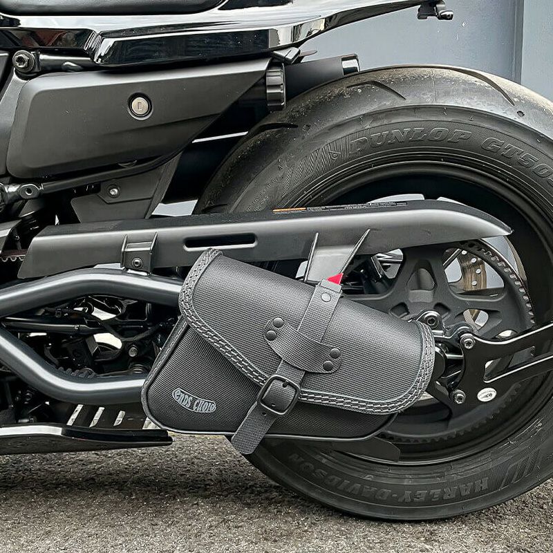 エンズクオイオ Rev Fusion レザーサドルバッグ 3.5L (型押しレザー) スポーツスターS