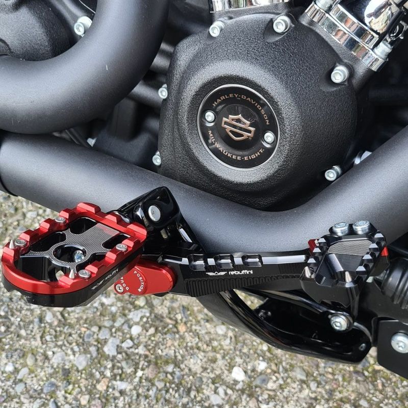 レブフィニ Wheelie リアブレーキレバー (ブラック/レッド) M8ソフテイル｜ワールドモーターライフ