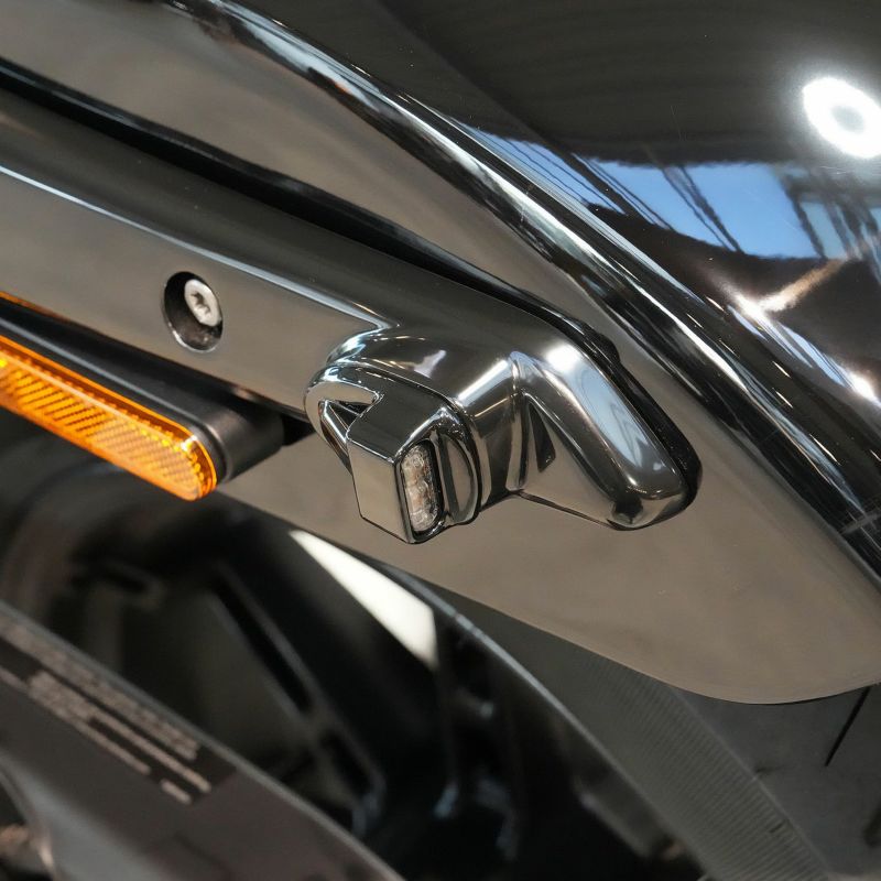 M8 ソフテイル ストラット ストライプ LED 3in1 テールライト一体型ウインカー ブラック THUNDER BIKE（サンダーバイク）｜ワールドモーターライフ