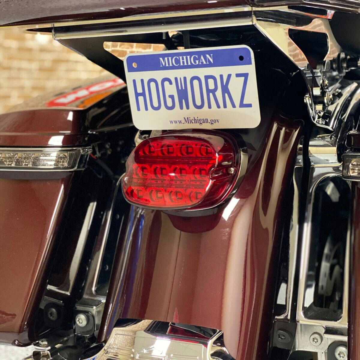 【HOG WORKZ】Xtreme LEDテールライト 上ライセンスプレートライト付 レッド｜ワールドモーターライフ