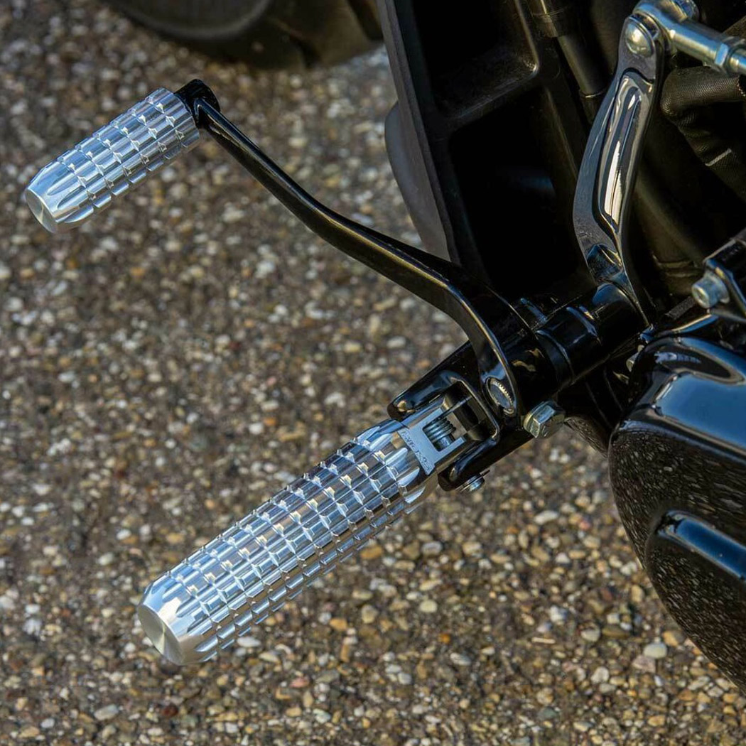 【Ricks Motorcycles】AK47デザイン・M8ソフテイル・スポーツスターS用ライダーフットペグ マシンフィニッシュ　S8-FFNM000-0｜ワールドモーターライフ