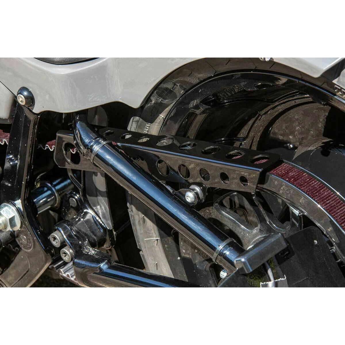 【Ricks Motorcycles】M8ソフテイル用 ラウンドホール・ベルトガード グロスブラック