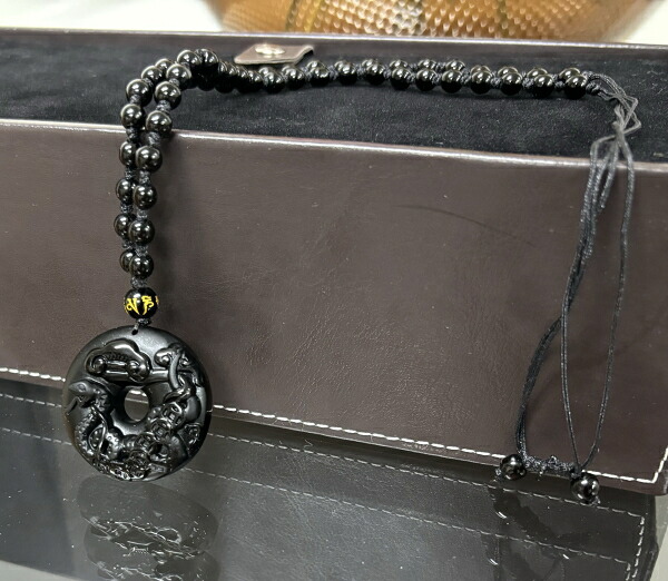 黒曜石 蛇紋ペンダント ネックレス ペンダント メンズジュエリー アクセサリー 魔除け 厄払い 厄除け 天然石 パワーストーン 蛇ペンダント 蛇 吉祥 招福 金運 財運 開運 幸運 吉祥 お守り 金運ペンダント 開運ペンダント 弁財天の使い 金運グッズ 財運グッズ おすすめ 人気
