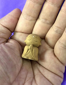 白檀 お守り地蔵様（額に天然ダイヤモンド） 開運インテリア 開運 お地蔵様 お地蔵さま 仏像 木彫 彫刻 幸運 福運 守護 お守り 縁起物 事務所開き お祝い事 仏像彫刻家 葉小鵬 幸運グッズ 開運グッズ プレゼント ギフト 贈り物 グッズ 送料無料 おすすめ 人気 通販 販売