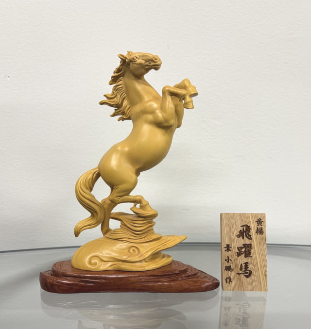 【代引き不可】黄楊一木彫り 飛躍馬 開運インテリア 彫刻 開運 置物 置き物 オブジェ 像 玄関 床の間 縁起物 木彫 木彫彫刻 天然木 手作り彫刻 木彫り 飛躍 成功 象徴 馬 行動力 成功 躍進 シンボル 挑戦 目標 飛躍 縁起物 出世運 勝負運 商売繁盛 事務所開き お祝い事 人気