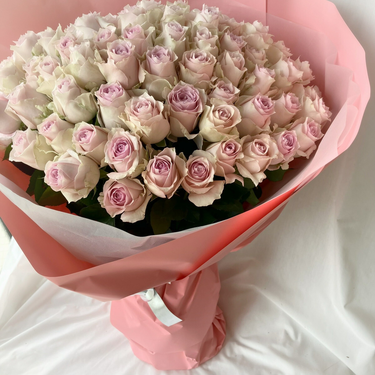 楽天市場】白、淡いピンクのバラ、ガーベラブーケタイプ花束