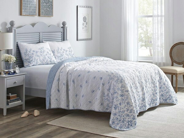 【キング】　Laura Ashley ローラ アシュレイ　Flora Blue キルト・セット （フローラ・ブルー）　243&times;264cm　薄手掛け布団1枚＆枕カバー2枚　寝具｜輸入セレクトショップハートランド