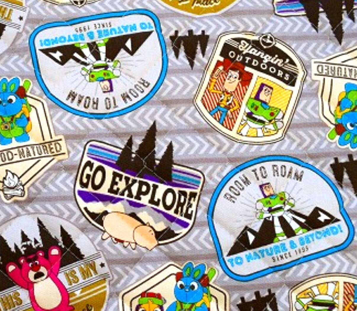 2023版　50cmまでメール便対応！【キルティング】トイストーリー 「ワッペン柄」HERO オックス生地 布 生地 マスク 入園入学 綿100％ キャラクター ディズニー ピクサー ウッディー バズライトイヤー画像