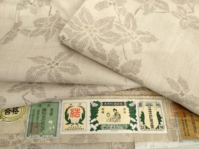 平和屋着物●本場結城紬 重要無形文化財 100亀甲 枝花文 大丸扱い 井上商事株式会社謹製 証紙付き 正絹 逸品 AABH7133cs|平和屋