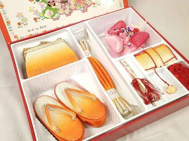 平和屋着物[]七五三 女の子 小物セット バッグ・髪飾り・帯締め・扇子・草履・お守り・筥迫 紗綾形地紋 金糸 逸品 未使用 DABA7319zzz｜平和屋
