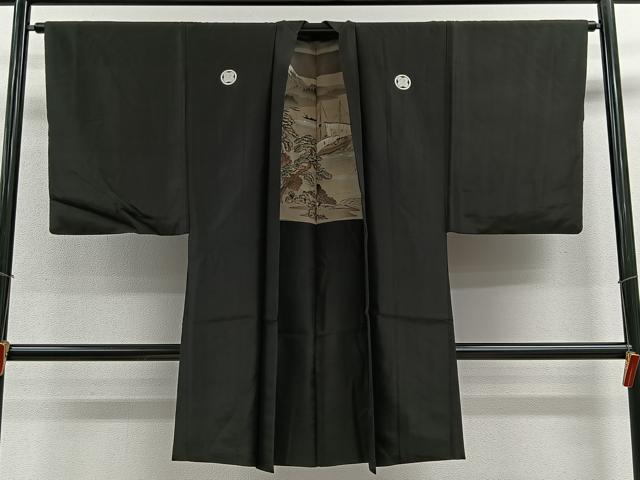 平和屋着物&infin;男性　長羽織　紬地　黒紋付　羽裏：風景文　正絹　逸品　CABE4960ua｜平和屋