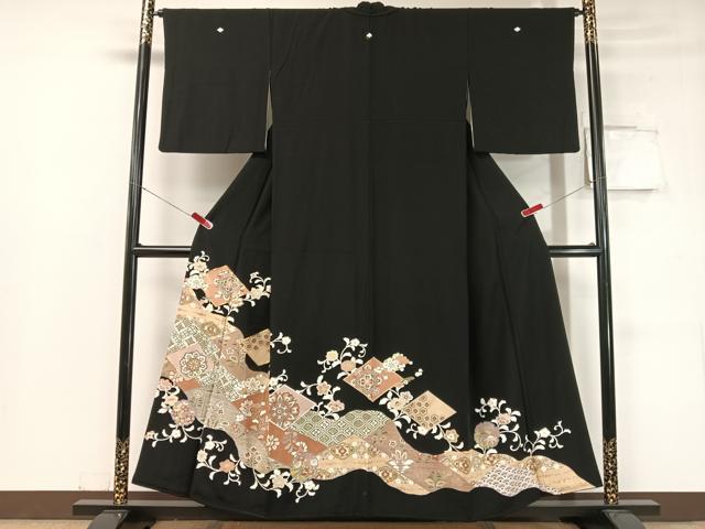 長閑やかさ屋御召しもの●打ち立てる460年・千總 黒留袖 駒刺しゅう 道長雪輪更紗菱文 金彩 三越取りまわし 正絹 珠玉 CABC2698vp