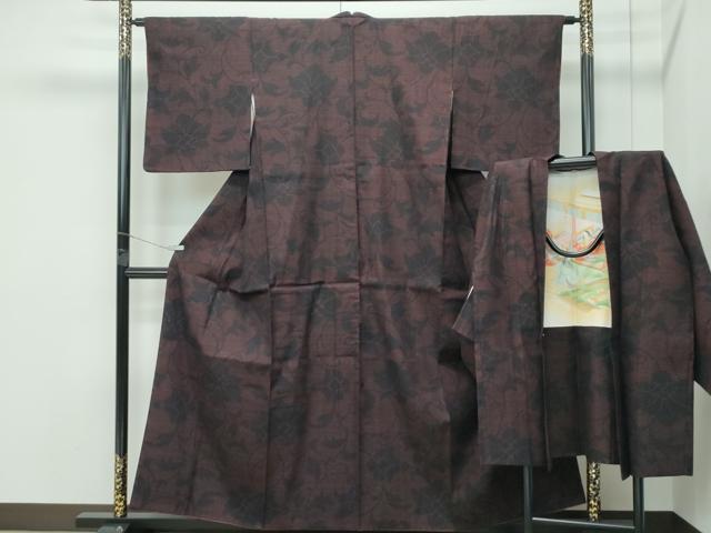 長閑やかさ屋御召しもの●飛び切り 発祥地結城紬 意味有りげ無形文化財 合奏団 100亀甲 更紗唐草文 黒地 羽織紐付き 珠玉 CZAA5227s6