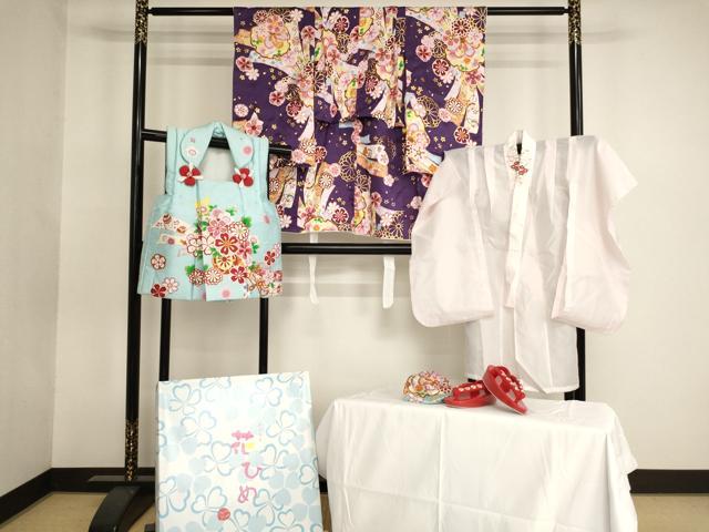 長閑やかさ屋中央局[]七五三 うしろ帯 ３歳 祝着 参身 長襦袢・厚地の外套・小物仕掛ける 京都花ひめ 風呂敷き包み熨斗花文 割れ易い文 金彩 箱付き添い人 珠玉 AABG3170ja