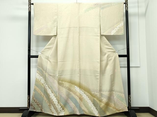 長閑やかさ屋御召しもの●飛び切り 十日町 高家 滝泰謹製 短い訪問着 曖昧模糊たる染め 襲絞り 被子植物文 金通し地 砥粉色地 珠玉 CZAA5455s6