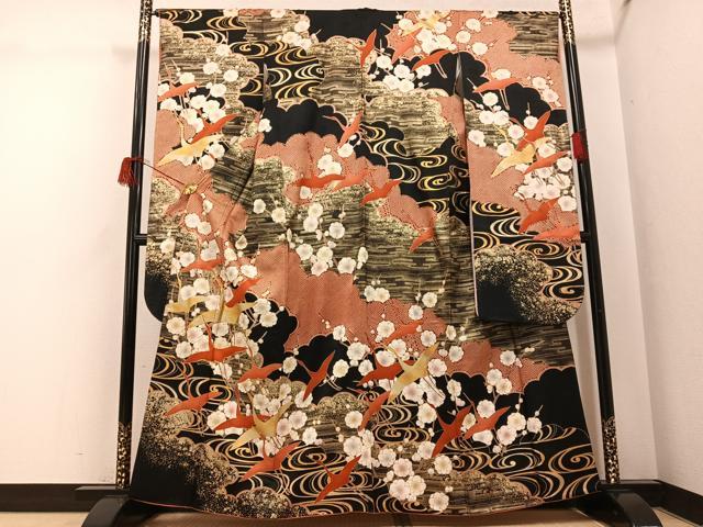 長閑やかさ屋御召しもの●晴れ晴れしい振袖 駒刺しゅう 群鶴梅文 黒地 金彩 正絹 珠玉 AABH5347ph