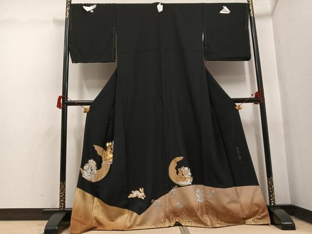 長閑やかさ屋御召しもの●晴れ晴れしい黒留袖 絵描き物 駒刺しゅう 花兎之図 金彩 正絹 珠玉 未当て嵌める AABH6908ph