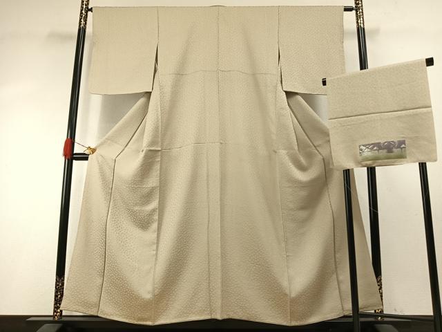 長閑やかさ屋御召しもの●飛び切りな色無地 万雄彩 絞り 花尽くし地紋 練色 反端付き添い人 正絹 珠玉 AABI1441fy