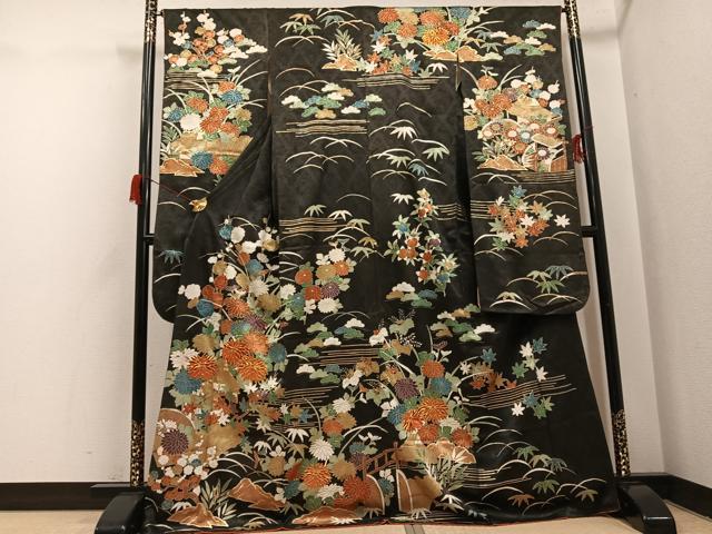 長閑やかさ屋御召しもの●晴れ晴れしい振袖 駒刺しゅう 見晴らし被子植物文 黒地 金彩 正絹 珠玉 AABH8332ph