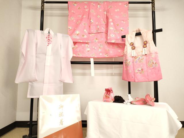 長閑やかさ屋中央局[]七五三 お嬢さん ３歳 祝着 参身 長襦袢（単衣・半衿刺しゅう）・厚地の外套・小物書き割り 花丸文 金彩 箱付き添い人 珠玉 AABI2917ja