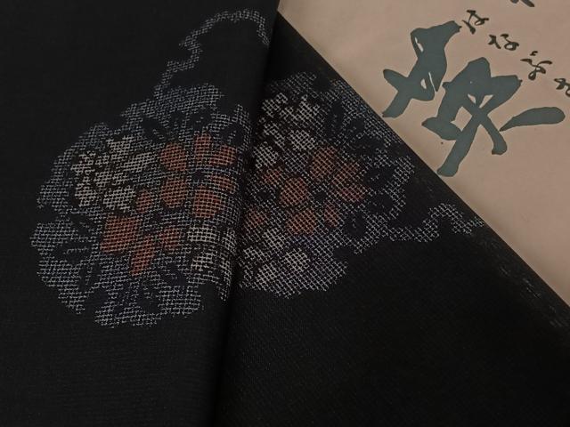 平和屋着物＊夏物　洗える最高級着物　＜英＞はなぶさ謹製　小紋　雪輪花文　黒地　たとう紙付き　洗える着物　AABK2020jh｜平和屋