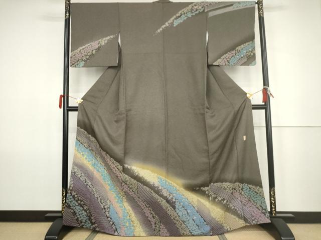 平和屋着物●十日町 名門 滝泰謹製 訪問着 中国三大刺繍 相良刺繍 おぼろ染め 重ね絞り 舞花文 暈し染め 金通し地 正絹 逸品 AABK1738cs｜平和屋