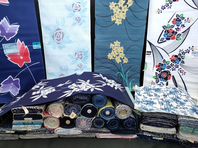 長閑やかさ屋中央局■浴衣布切れ まとめて 45点 鯉 蝶 ローズ 花柄 大和路ゆかた など 総べて未当て嵌める ppp3688