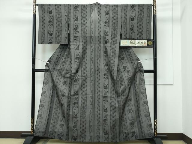 長閑やかさ屋御召しもの■飛び切り 夏物 越後夏結城謂われ因縁 言い慣わし芸術士 白川貞夫 100亀甲 麻の葉花唐草文 黒地 十日町白新染織謹製 証紙付き添い人 珠玉 CZAA3329s5