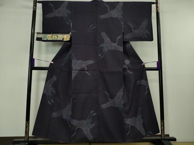 平和屋着物●極上　本場結城紬　重要無形文化財　100亀甲　飛び亀甲柄　飛鶴文　鉄紺色地　証紙付き　逸品　DZAB6536kh6｜平和屋