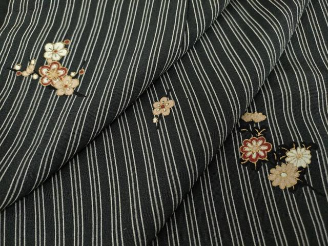 長閑やかさ屋御召しもの▽飛び切りな小紋 単衣 縞に舞花 黒地 金彩 正絹 珠玉 DABE4188az