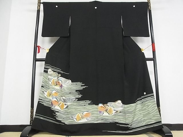 平和屋本店●極上　人間国宝・羽田登喜男　黒留袖　鴛鴦　九羽　金彩　着丈165.5cm　裄丈66cm　正絹　逸品　3kk3945｜平和屋