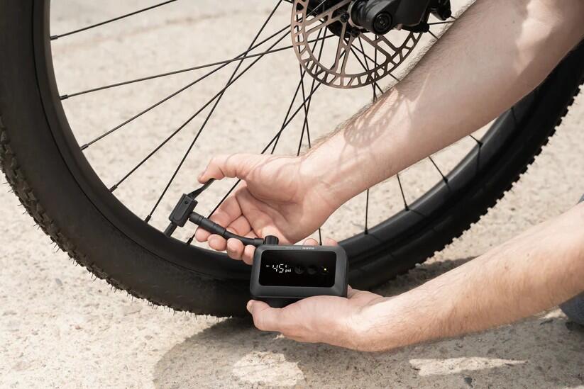 正規販売代理店 HOTO エアポンプ Pocket 電動 小型 コンパクト 空気入れ 自転車 車 ボール電動空気入れ コンプレッサー USB充電式 コードレス 自動停止 空気圧調整 デジタル表示 軽量 携帯用 多用途 コンパクト設計｜MClimb WEED