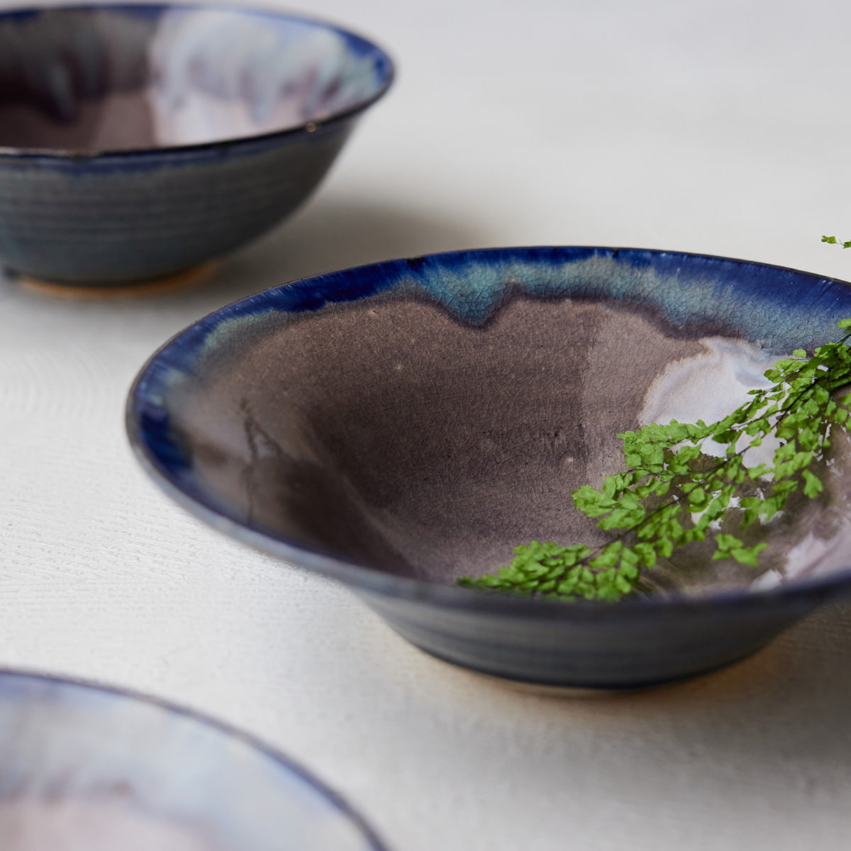 母の日 リムボウル(24cm) 大皿 青 ブルー 信楽四季彩陶-春分 弥生（やよい） 食器 信楽焼 おかず 料理 カフェ デザート おしゃれ 渋い 贅沢 大人 一点物 つまみ キッチン 食洗器 ギフト ラッピング プレゼント