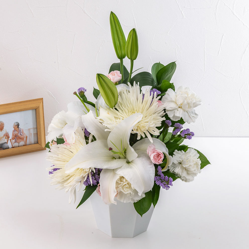 お供え 花 お供え用 アレンジメント「凛花(りんか)」 日比谷花壇 お供え花 供え花 供花 法事 仏事 喪中 お彼岸 仏花 お悔み 命日 生花 一周忌 告別式 お通夜 四十九日 メッセージカード