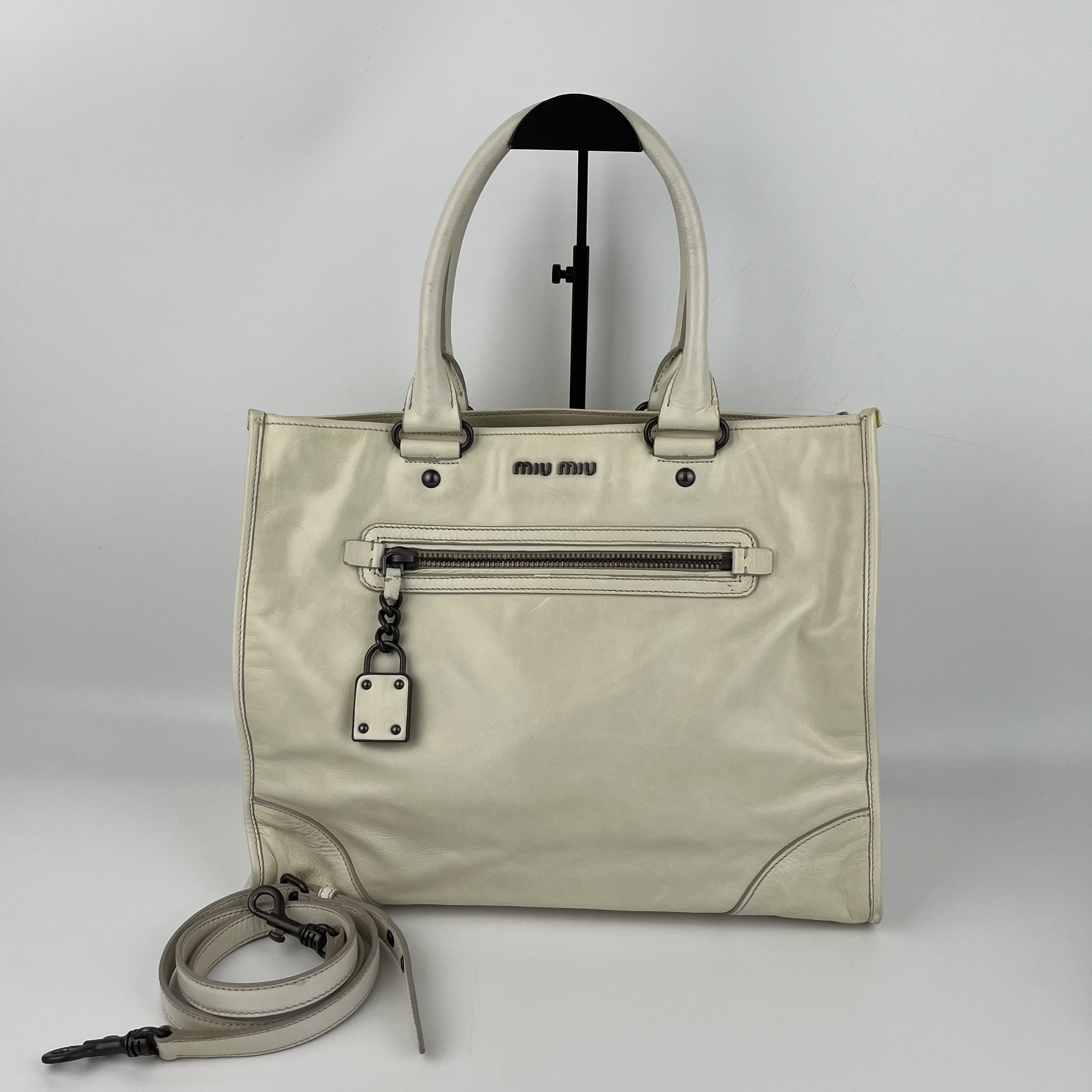 楽天市場】【中古】MIUMIU （ミュウミュウ） ｵｰｽﾄﾘｯﾁ ﾊﾝﾄﾞﾊﾞｯｸﾞ バッグ