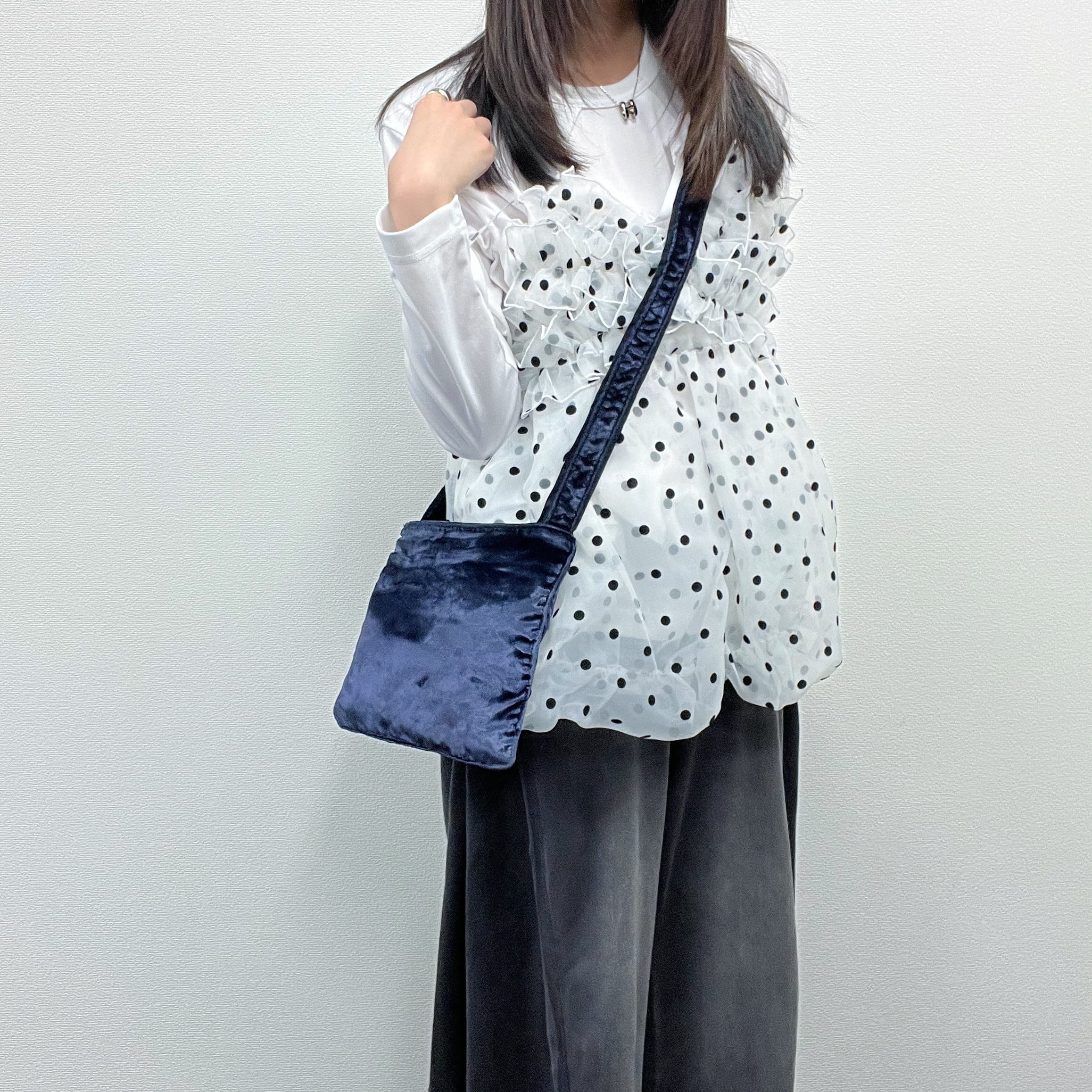 【中古】PRADA プラダ ショルダーバッグ ネイビー ベロア ヴィンテージ レディース【中古美品】HIBUOCHI VINTAGE hboc260429a02｜HIBUOCHI　VINTAGE　店