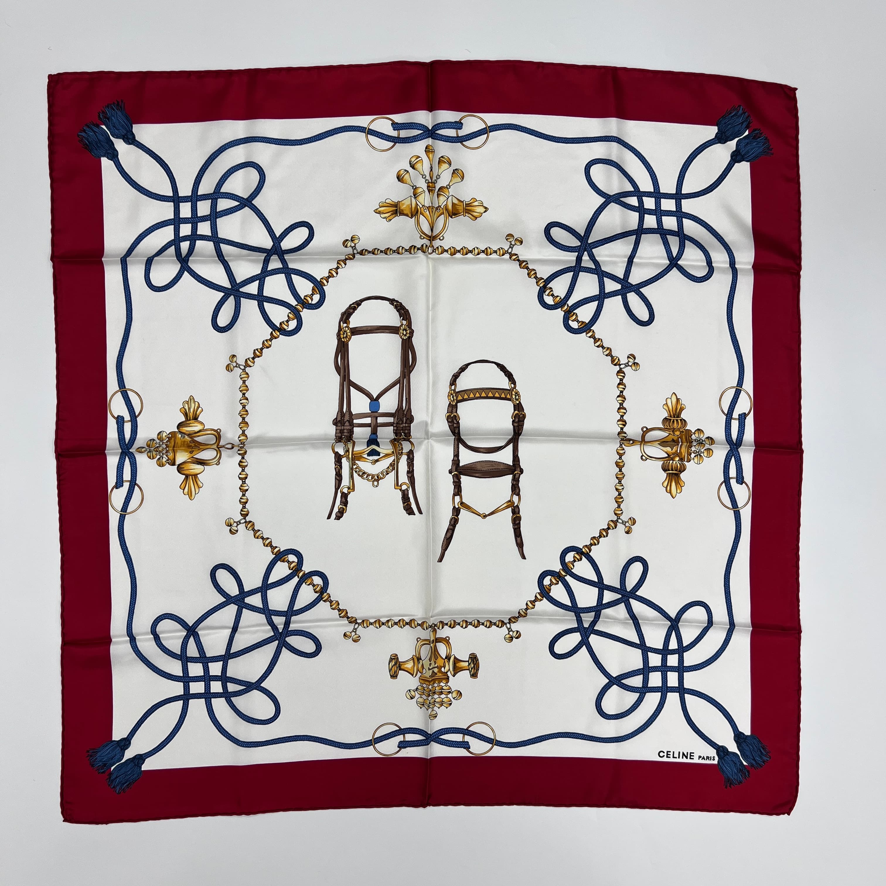 美品　セリーヌ　CELINE 大判スカーフ　ストール　ショール　超大判サイズ スカーフ 大判 ストール 総柄 動物 シルク100% サテン 青 ブルー