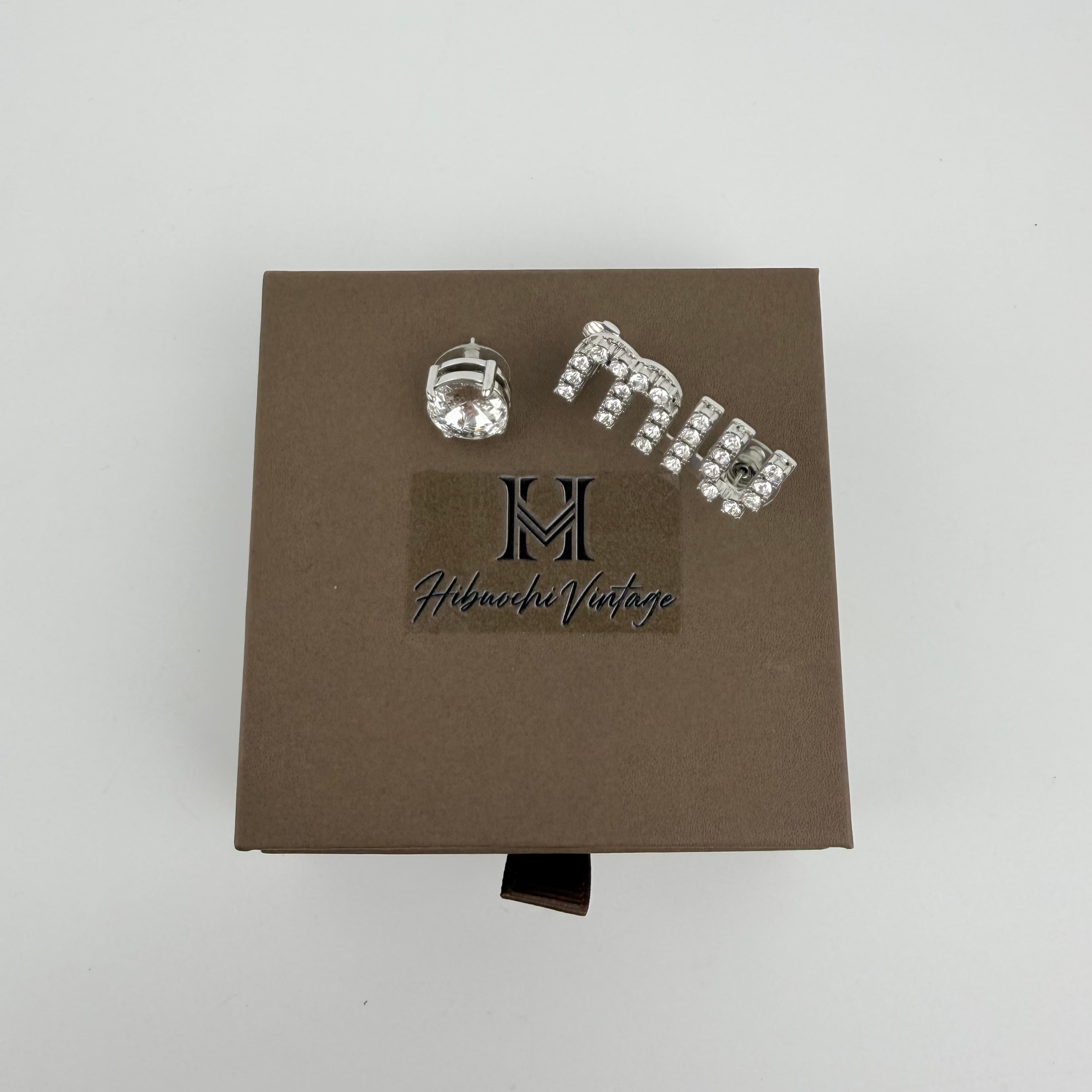 【中古】miumiu ミュウミュウ 両耳ピアス アクセサリー ロゴ ラインストーンピアス シルバー ヴィンテージ レディース【中古美品】HIBUOCHI VINTAGE HBOC260225A02 27,820円