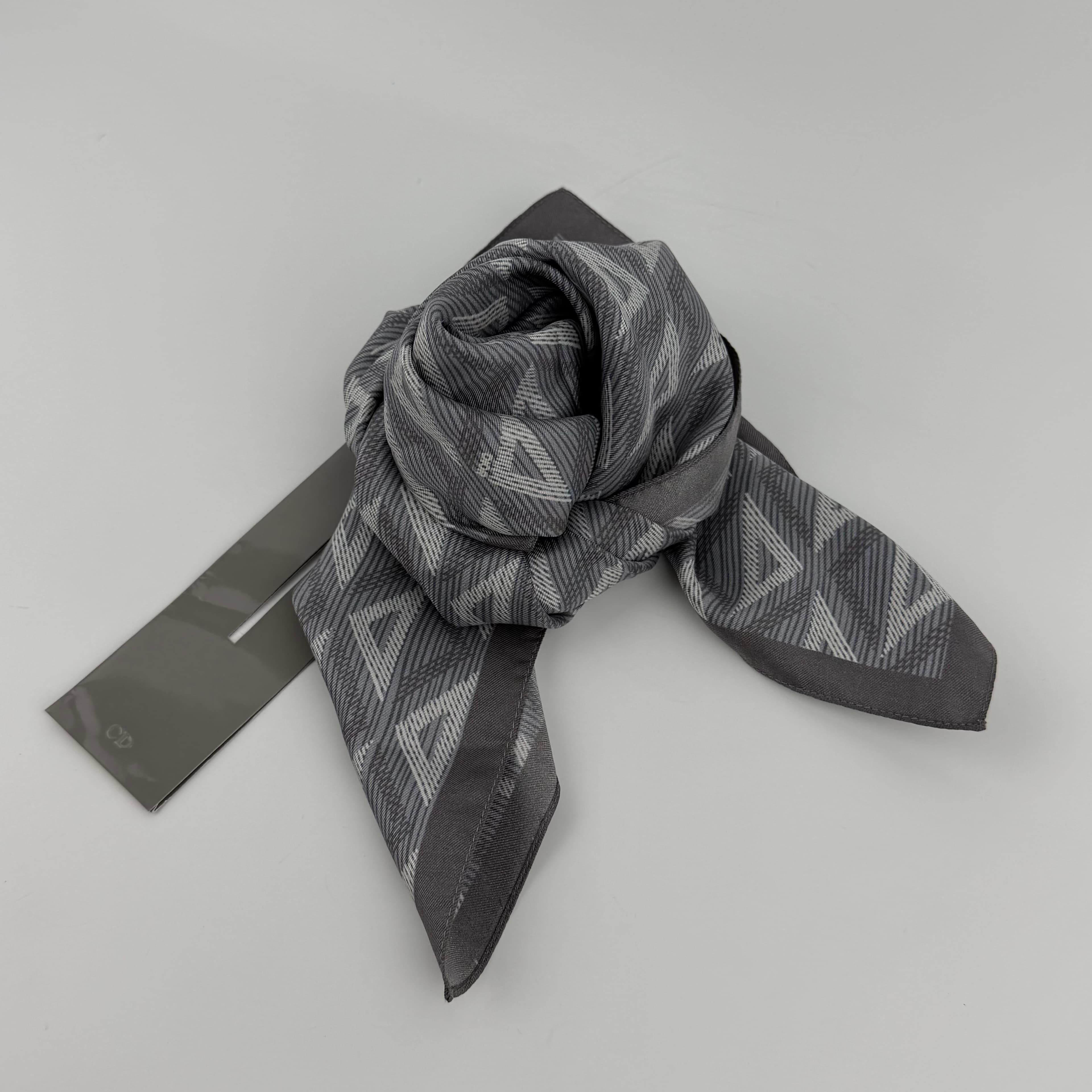 【中古】Christian Dior クリスチャンディオール スカーフ グレー シルク ヴィンテージ レディース【中古美品】HIBUOCHI VINTAGE hboc260317a05