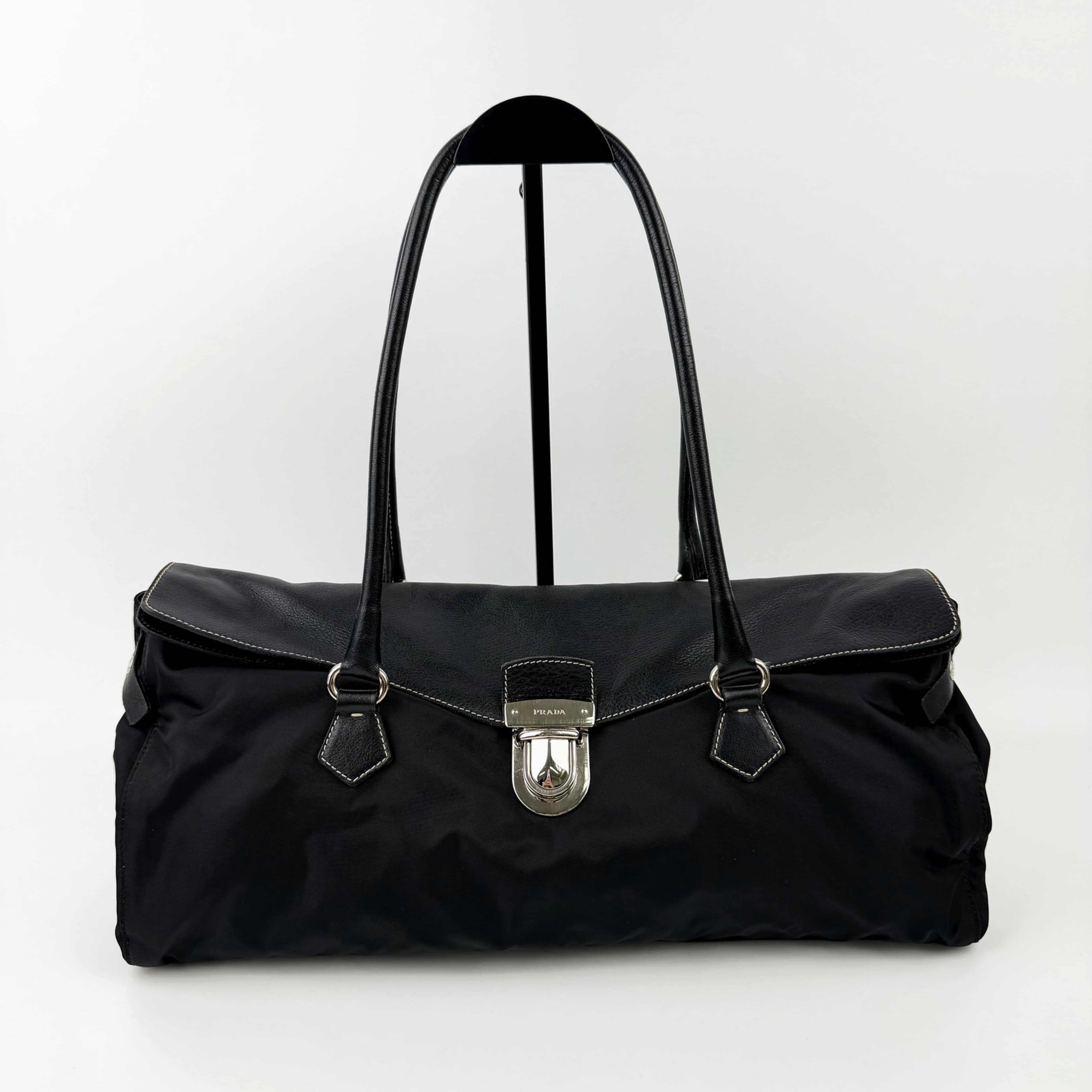 【中古】PRADA プラダ ロゴタイプ 肩かけ ショルダーバッグ トートバッグ ナイロン なめし革 黒いこと 金具しろがね色 ヴィンテージ レディース HIBUOCHI VINTAGE hboc260526a01