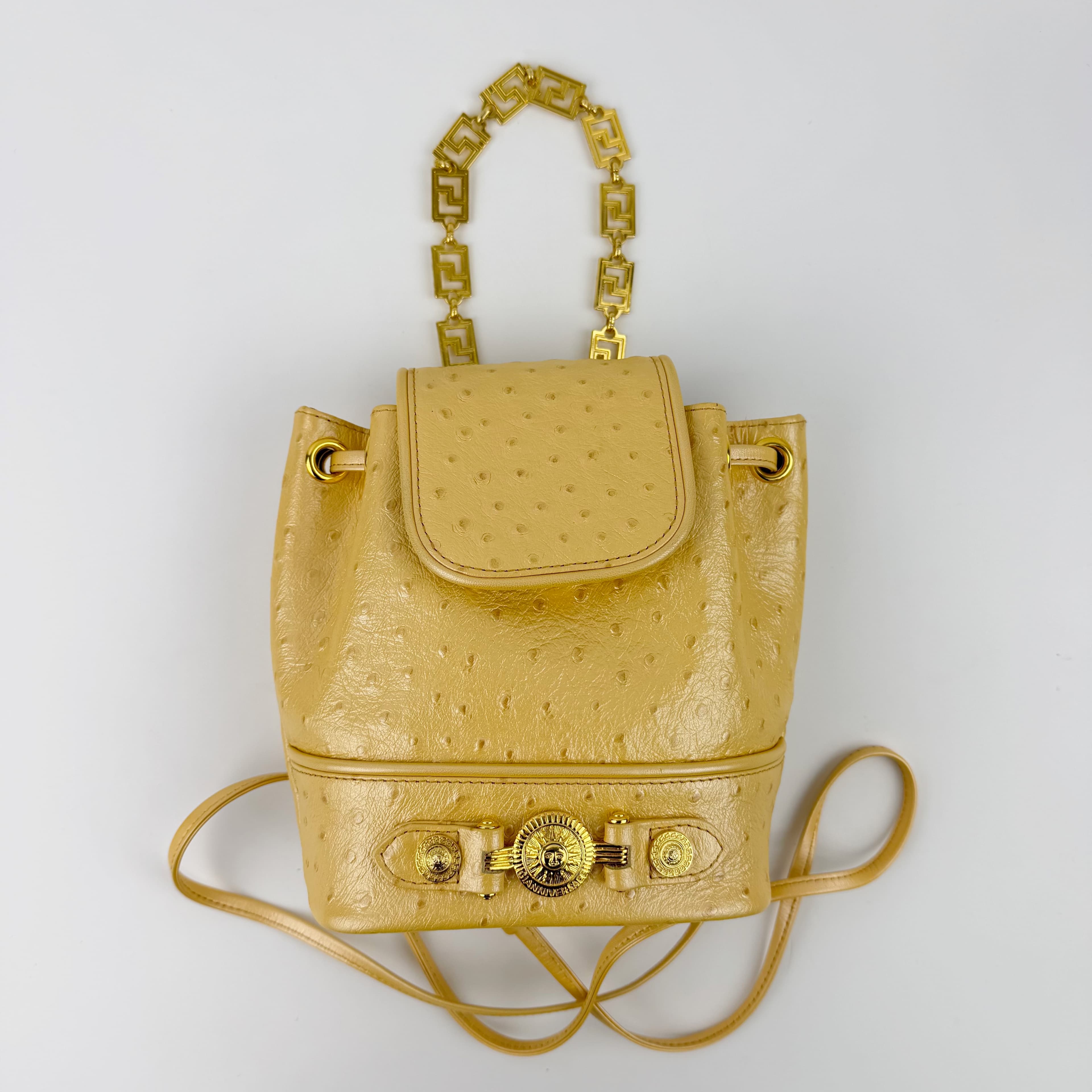 【中古】GIANNI VERSACE ヴェルサーチ ミニ背嚢 チェーン店手持ち部分 背嚢 うしろ側容器に並べる 駝鳥 黄色 金具ゴールド ヴィンテージ レディース HIBUOCHI VINTAGE hboc260604a01