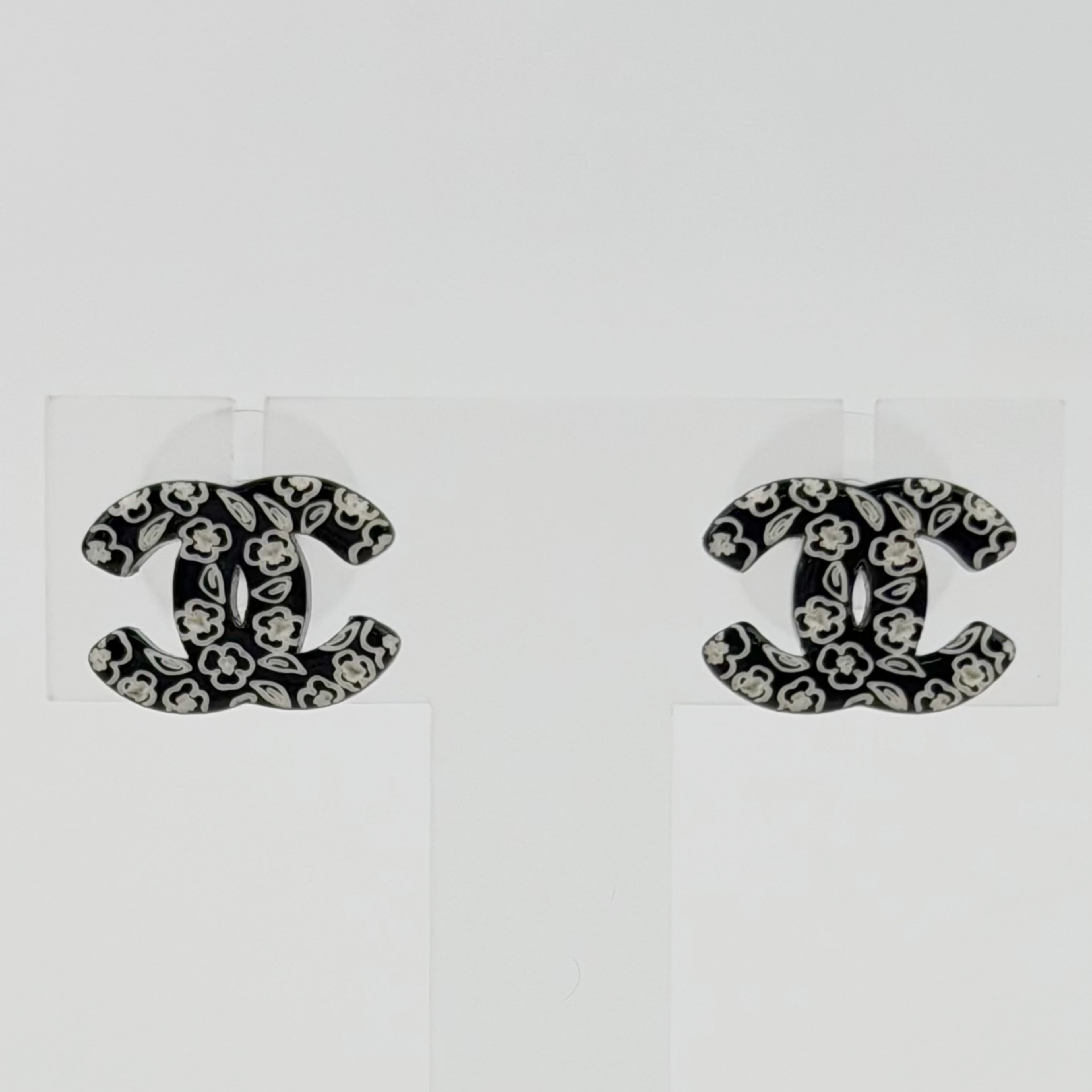 【中古】CHANEL シャネル ココマーク カメリア ピアス メッキ ブラック ホワイト 金具シルバー 06C ヴィンテージ レディース HIBUOCHI VINTAGE hboc260615a06｜HIBUOCHI　VINTAGE　店