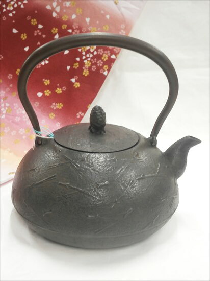 【送料当店負担】[肘折に花を!] 南部鉄瓶別製宝珠型松葉文様　1.4L｜肘折温泉　ほていや