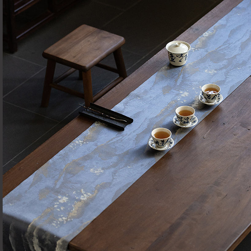 撥水加工 テーブルランナー ローズ柄 ジャガード織り テーブルセンター 長方形 北欧 無地 クロス ポリエステル テーブルカバー 食卓飾り 防汚 断熱 リビング ダイニング エレガント 多用途 ポリエステル ドレッサースカーフ hikari-plus